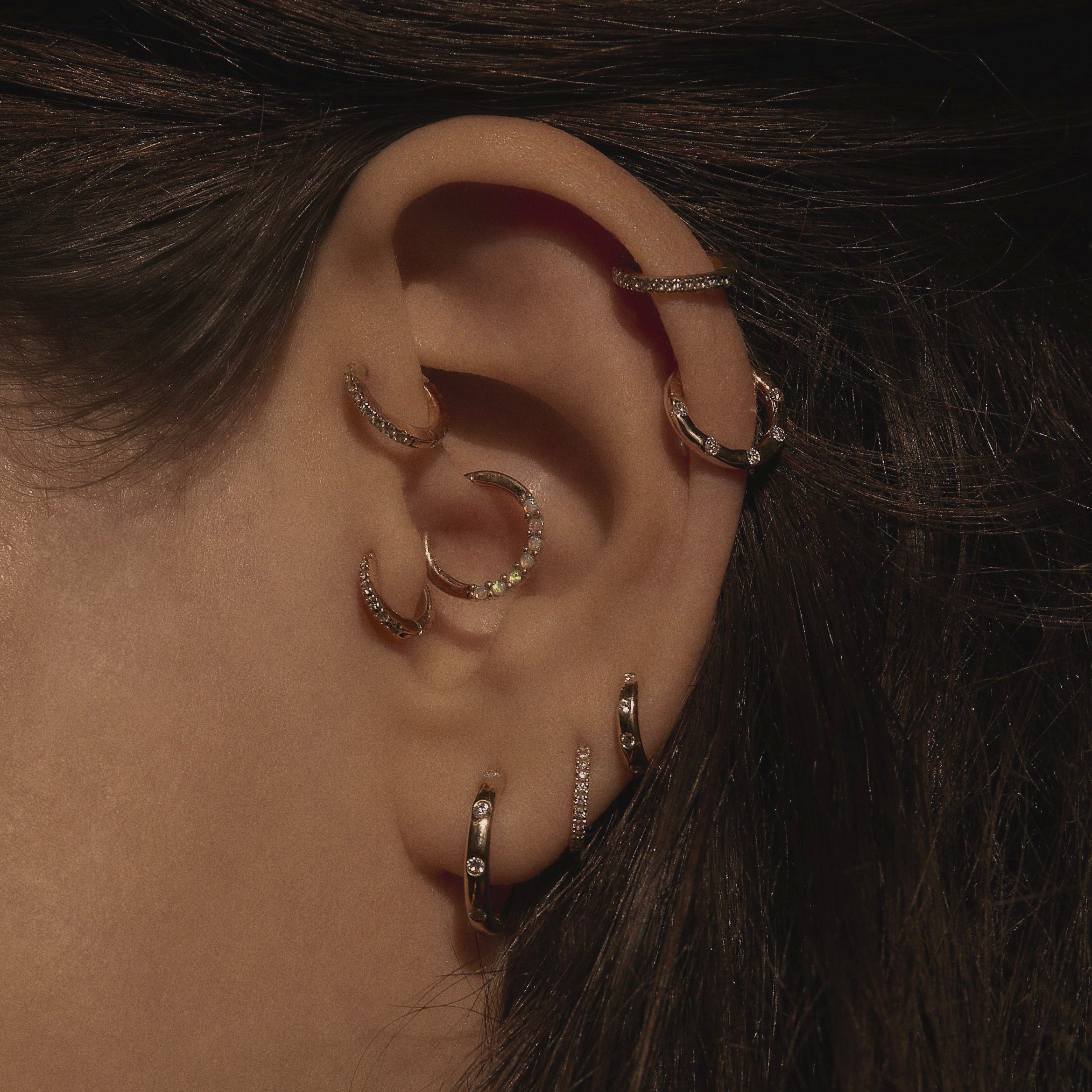 Pavé Clicker by Pamela Love – Piercing in #product_material# (#product_color#). opal-dot-clicker-gold-opal